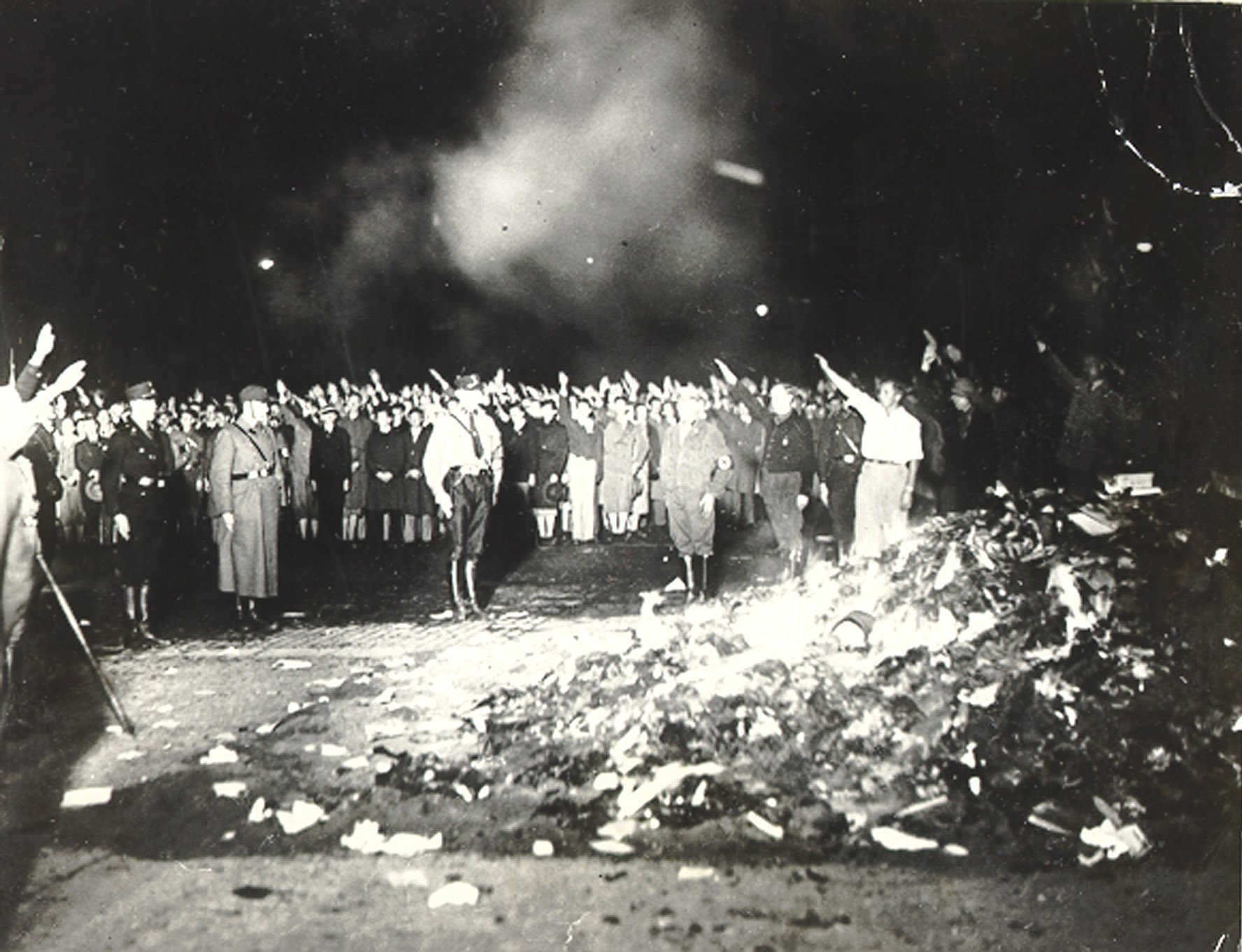 El fascismo quema libros